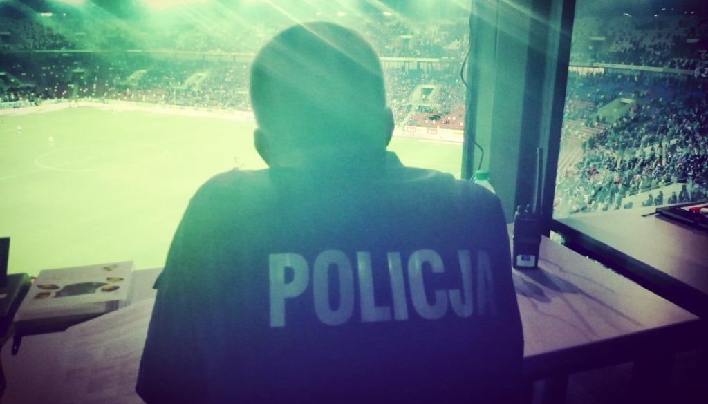 Policjant na stadionie