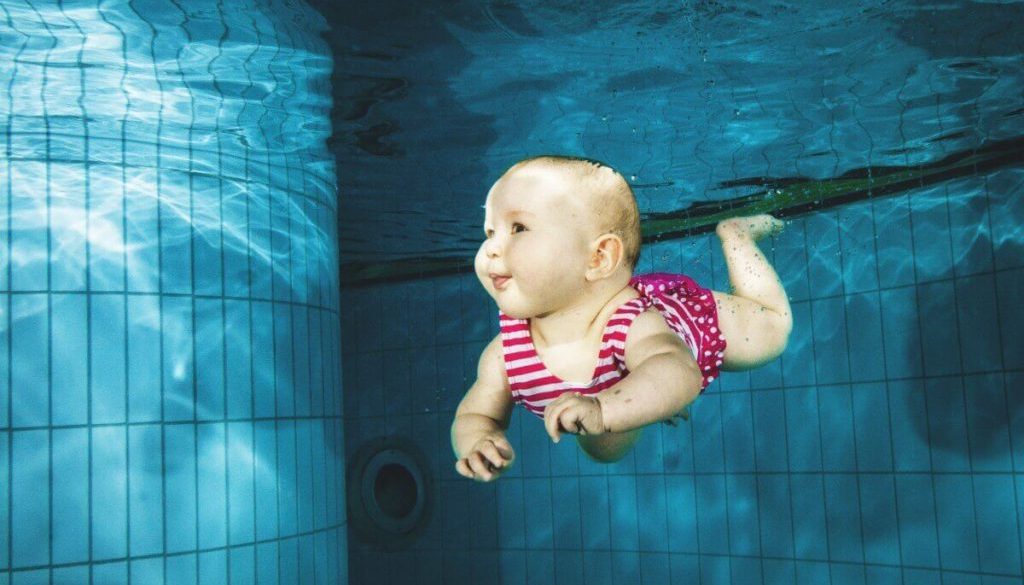dziecko w basenie_