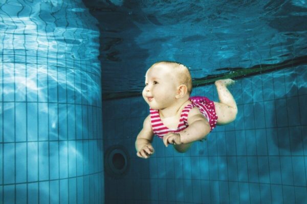 dziecko w basenie_